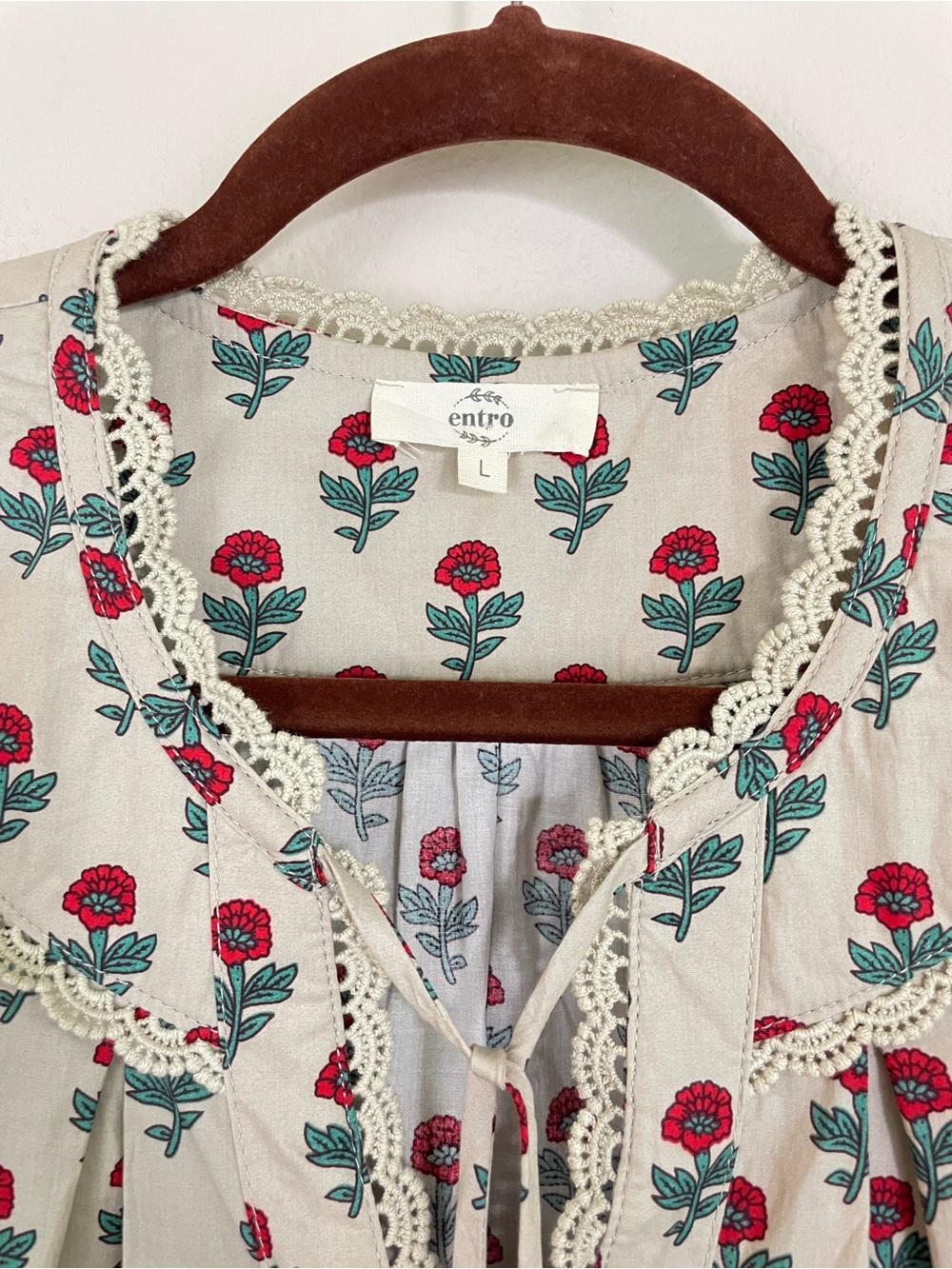 Entro Floral Puff Shorts Sleeves Tie Neck Peasant Blouse with Lace Trim Size L - Picture 3 of 7